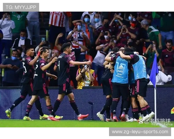 球员在欧冠赛场上凭借默契配合完成精彩配合得分，欧冠参加队伍